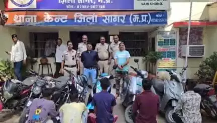सागर नगर: कैंट थाना पुलिस ने 3 नाबालिग सहित 5 आरोपियों को पकड़ा, चोरी किए गए 6 दोपहिया वाहन ज़ब्त