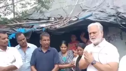 అల్లాదుర్గం: అల్లాదుర్గం మండలంలో లబ్ధిదారుడి కుటుంబానికి ఇందిరమ్మ ఇళ్ల ప్రొసీడింగ్‌ పత్రం అందజేత