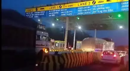 लखनादौन: मढ़ई टोल प्लाजा पर फिर लगा लंबा जाम, फास्टैग स्कैन नहीं होने से हुई परेशानी
