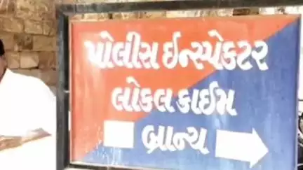 દસાડા: માલવણ પોલીસ મથક વિસ્તારના અખિયાણા માલવણ હાઇવે પરથી સુરેન્દ્રનગર LCB પોલીસે દારૂ સહિત રૂ.61.04 લાખનો મુદ્દામાલ ઝડપ્યો