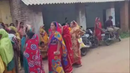 পাড়া: লিপানিয়া গ্রামের স্বনির্ভর গোষ্ঠীর মহিলাদের ধানের বীজ প্রদান, উপস্থিত পঞ্চায়েত সমিতির সভাপতি ও প্রাক্তন বিধায়ক