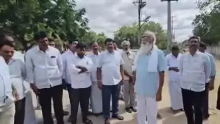 తాడిపత్రి: పట్టణ శివారులోని హిందూ స్మశాన వాటికను వేద పండితులతో కలిసి పరిశీలించిన మున్సిపల్ ఛైర్మన్ జేసీ ప్రభాకర్ రెడ్డి