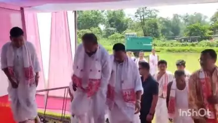 নদুৱাৰৰ লোক্ৰা বুঢ়াগাঁৱত বাৰ্ষিক ভাওনা উৎসৱ অনুষ্ঠিত, বিধায়ক পদ্ম হাজৰীকাৰ অংশগ্ৰহণ