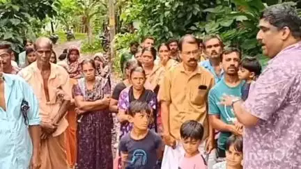 മീനച്ചിൽ: കാൽനട യാത്ര പോലും ദുസഹം, കാരക്കാട്-വട്ടികൊട്ട റോഡ് പുനർനിർമിക്കണമെന്ന് ആവശ്യപ്പെട്ട് പ്രതിഷേധം
