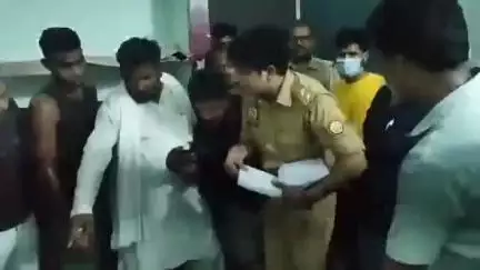 बिसवां: मारूबेहड चौराहे पर पुल के पास अनियंत्रित होकर डंपर ट्रक पलटने से चार लोग दबकर हुए मौत