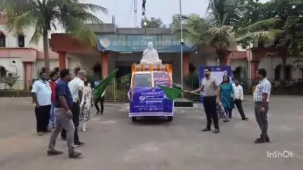 महासमुंद: कलेक्टर ने प्रचार रथ को हरी झंडी दिखाकर रवाना किया, धरती आबा जनजाति ग्राम उत्कर्ष अभियान की शुरुआत हुई