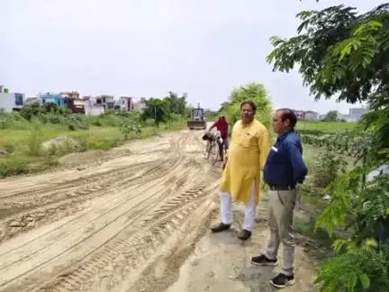 रुद्रपुर: रुद्रपुर के गंगापुर रोड स्थित माँ सर्वेश्वरी कालोनी में सड़क निर्माण को लेकर मेयर ने अधिकारियों के साथ किया निरीक्षण