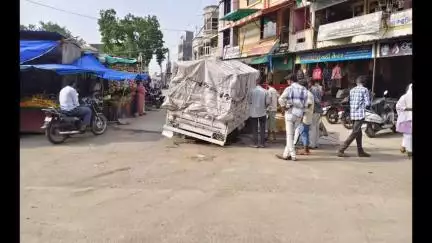 સંજેલી: સંજેલી જૂના માર્કેટ ખાતે ગટરના ખુલ્લા ઢાંકણ લોકો માટે પરેશાની