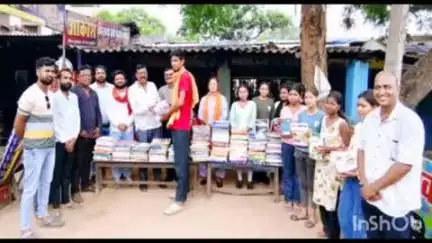 पतरातू: भुरकुंडा थाना चौक स्थित बैंक में जरूरतमंद विद्यार्थियों को मुफ्त पुस्तक वितरण