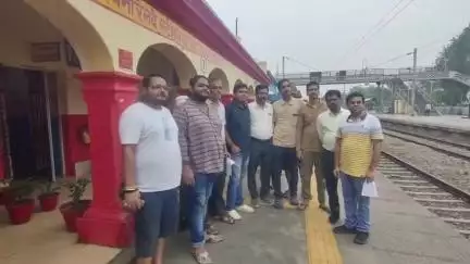 भरथना: भरथना रेलवे स्टेशन‌ पर ट्रेनों ठहराव के लिए समाजसेवियों ने रेल मंत्री को संबोधित ज्ञपान स्टेशन मास्टर सौपा #jansamasya