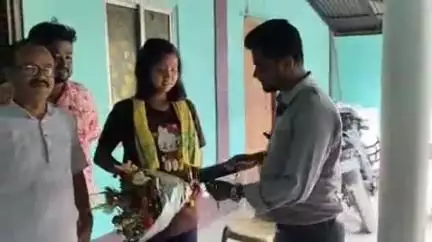 আলিপুরদুয়ার ২: দক্ষিণ সলসলাবাড়ী এলাকায় মহিলা কুস্তিগীরকে সম্বর্ধনা জ্ঞাপন করা হলো