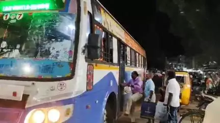 திருப்பத்தூர்: பேருந்து நிலையத்தை பயணிகளுடன் பேருந்தை  ரவுண்டு அடித்த அரசு பேருந்து ஓட்டுனர் - பயணிகள் அதிர்ச்சி