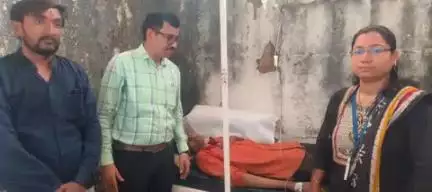 हिंगोली: (दि. 15) आषाढी एकादशीच्या निमित्ताने श्री क्षेत्र पंढरपूरच्या दिशेने मार्गस्थ झालेल्या संत गजानन महाराज पालखीतील वारकऱ्यांना आरोग्य सेवा देण्यासाठी मौजे आडगाव रंजेबुवा येथे आरोग्य टीम सज्ज... यावेळी तालुका आरोग्य अधिकारी डॉ संदिप क