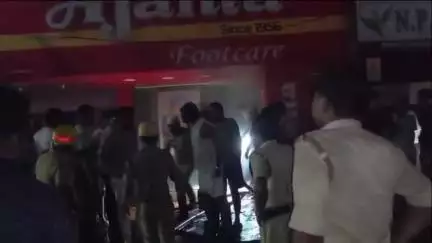 জলপাইগুড়ি: রবিবার রাতে জলপাইগুড়ি শহরের মার্চেন্ট রোডে একটি জুতোর শোরুমে অগ্নিকাণ্ডের ঘটনায় চাঞ্চল্য