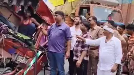 मुगलसराय: आरटीओ कार्यालय के पास चीनी लदे ट्रक ने गैस सिलेंडर वाहन को मारी टक्कर, चालक को केबिन से रेस्क्यू कर निकाला गया