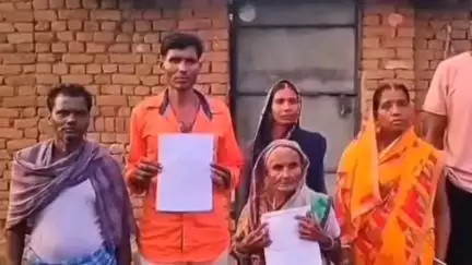 जरीडीह: जैनामोड़ में भूमाफिया और अधिकारी से प्रताड़ित परिवार ने पेट्रोल छिड़ककर आत्मदाह करने की चेतावनी दी