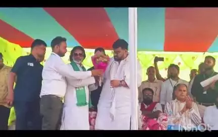 बिरनी: मोहम्मदी चेरिटेबल ट्रस्ट ने किया छात्र-छात्राओं का सम्मान, मंत्री हफ़ीजुल हसन भी हुए शामिल