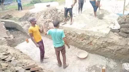 अमरिया: गांव रसूला फरदीया के ग्रामीणों ने पुलिया निर्माण में घटिया सामग्री के इस्तेमाल का ठेकेदार पर लगाया आरोप