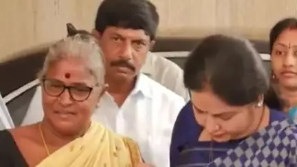 కొవ్వూరు: పేదల ఆరోగ్య సంరక్షణే ధ్యేయం..చెక్కులు అందజేసిన కోవూరు ఎమ్మెల్యే ప్రశాంతి రెడ్డి