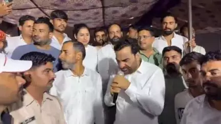 नागौर: बारिश के बीच नागौर सांसद हनुमान बेनीवाल ने दिया भाषण, कहा- बारिश, आंधी-तूफान से डरने वाले नहीं