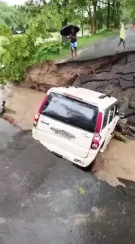 किशनगंज में पहली बारिश में करोड़ों का रोड ध्वस्त, कोचाधामन से जिला मुख्यालय जाना हुआ मुश्किल #biharflood #kishanganjflood
