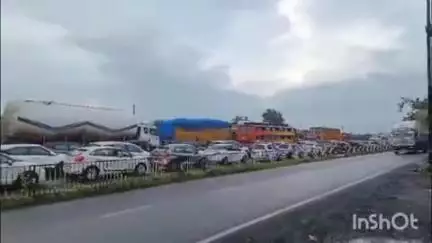 निफाड: ओझर येथील दहावा मैल एअरपोर्ट चौकात  दीड तास वाहतूक कोंडी,  तीन किलोमीटर पर्यंत लागल्या वाहनाच्या रांगा
