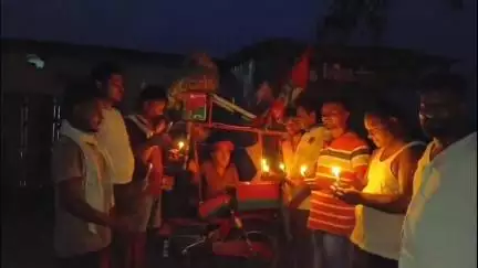 बीकापुर: गुंधौर चौराहे पर सपा के प्रांतीय नेता पंडित समरजीत ने मोमबत्ती जलाकर विद्युत व्यवस्था का किया विरोध