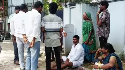 నిజామాబాద్ సౌత్: భీంగల్ ఎస్ఐ తన్ను కొట్టాడని నిజామాబాద్ లో సిపి కార్యాలయానికి తరలివచ్చిన బాధితుడు