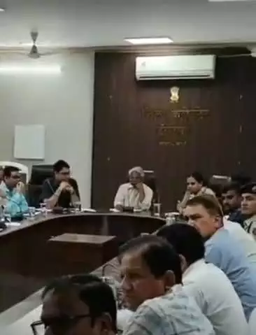 डूंगरपुर: जिला परिषद सभागार में प्रभारी मंत्री बाबूलाल खराड़ी ने वंदे गंगा जल संरक्षण जन अभियान की प्रगति की समीक्षा की