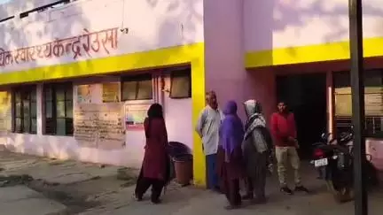 बिसवां: बेलहा गांव में गन्ने की सिंचाई करते समय किसान को जहरीले सांप ने काटा, सीएचसी पहुंचकर विधायक ने जाना हाल