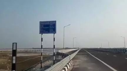 खजनी: गोरखपुर लिंक एक्सप्रेसवे पर कम्हरियाघाट के पास सरयू नदी की धारा से सुरक्षा का कार्य अभी भी जारी है