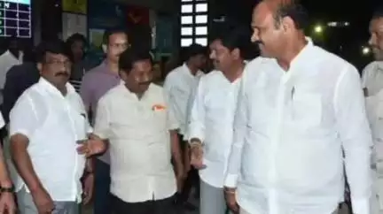 విశాఖపట్నం: విశాఖ విమానాశ్రయం చేరుకున్న  మంత్రులు పార్థసారథి, శ్రీ బాలా వీరాంజనేయ స్వామి, కొళ్ళు రవీంద్ర వాళ్లకు ఘన స్వాగతం పలికారు