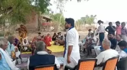 कोरांव: भीम आर्मी आजाद समाज पार्टी के जिलाध्यक्ष दिनेश चौधरी ने लेडियारी में चौपाल लगाकर लोगों की सुनी समस्याएं