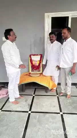 వర్ధన్నపేట: ఇల్లంద గ్రామంలో కార్యకర్త దశదినకర్మలో పాల్గొన్న బీజేపీ మాజీ ఎమ్మెల్యే