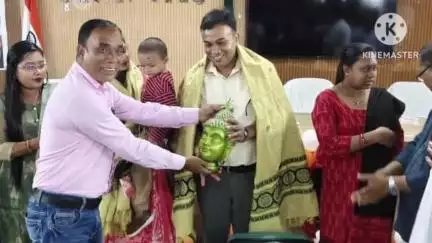 ଫୁଲବାଣୀ ସହର: ଫୁଲବାଣୀ ଠାରେ DFO ଙ୍କ କାଯ୍ୟାଳୟ ଠାରେ DFO ପ୍ରସାନ୍ତ ପଟେଲ ଙ୍କୁ  ବିଦାୟକାଳିନ ସମ୍ବର୍ଦ୍ଧନା ଜଣାଇଛନ୍ତି ବିଭାଗ ର କର୍ମଚାରୀ,