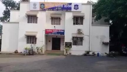 વાલિયા: વાલિયા તાલુકાના તુણા ગમના નહેરુ ફળિયામાં માટી પુરાણ મુદ્દે બે ઈસમોએ એક વ્યક્તિને માર માર્યો હતો.
