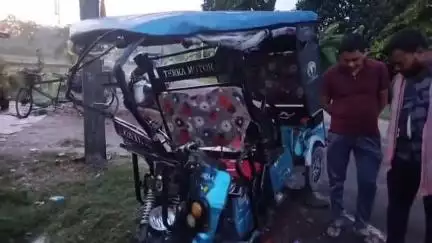 হাবরা ১: সাত সকালে হাবরা হাজরাতলা এলাকায় দুর্ঘটনা আহত দুই