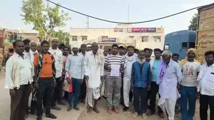 जौरा: ग्राम पंचायत मुंद्राबजे में दबंगों ने नाला निर्माण कार्य रोका, सरपंच ने सैकड़ों लोगों के साथ थाने में दिया शिकायती पत्र