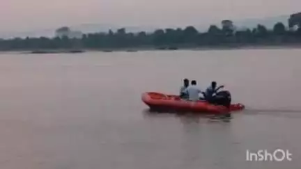 होशंगाबाद नगर: विवेकानंद घाट पर नहाने आए इटारसी के दोनों युवकों के शव नहीं मिले, होमगार्ड जवानों ने रेस्क्यू शुरू किया
