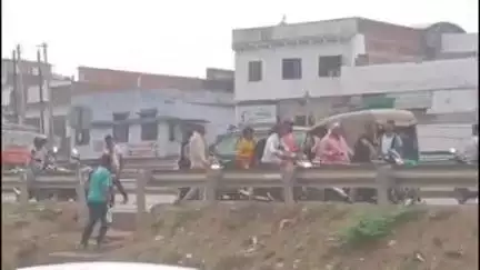 कुदरा: सकरी मोड के पास NH-19 पर ट्रक से बचने के चक्कर में दो बाइकों की आपस में हुई टक्कर, चालक को आई मामूली चोट