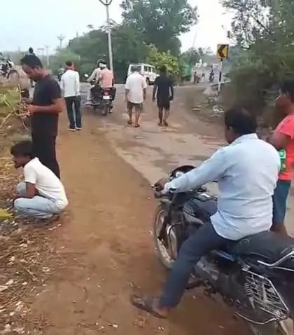 कोरांव: कोरांव ड्रमंडगंज हाईवे पर बढ़वारी में बेलन नहर पर बनी पुलिया से ट्रक नहर में कूद गया, हर तीसरे दिन होते हैं हादसे
