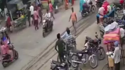 अमरपाटन: सतना चौराहे पर स्कूटी की टक्कर के बाद महिला ने युवक को चप्पल से पीटा, CCTV वायरल