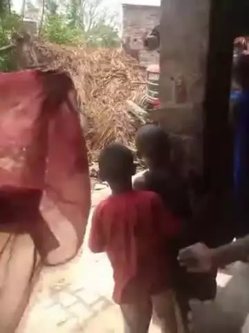 डुमरियागंज: त्रिलोकपुर थाना क्षेत्र के मन्नीजोत गांव में एक दबंग द्वारा ट्रैक्टर से घारी तोड़ने का वीडियो सोशल मीडिया पर हुआ वायरल