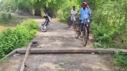 सिमडेगा: सिमडेगा के दीपनगर में आंधी-तूफान से बिजली पोल क्षतिग्रस्त, बिजली सेवा बाधित