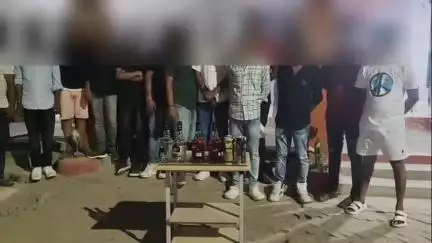 मोतिहारी: शहर के एक निजी होटल में शराब पार्टी करते 16 लोगों को पुलिस ने किया गिरफ्तार