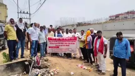 मोहनिया: सरकारी अस्पताल कुदरा के पास अंडरपास निर्माण की मांग को लेकर ग्रामीणों ने NHAI के कार्य को सकरी के पास रुकवाया