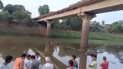 नारायणगंज: बलई नदी में ट्रक गिरा, एक की मौत, एसडीआरएफ टीम अन्य लोगों की तलाश में जुटी