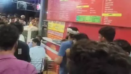मथुरा: सौख रोड़ स्थित ताज होटल में खाना खाने को लेकर दो पक्षों में हुआ झगड़ा, मारपीट का वीडियो सोशल मीडिया पर वायरल
