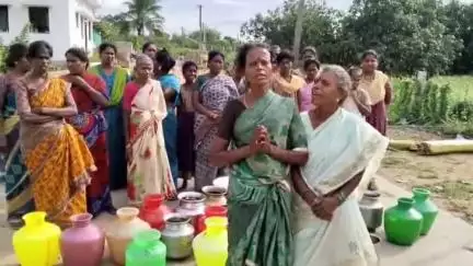 గంగాధర నెల్లూరు: లక్ష్మీరెడ్డిపల్లి హరిజనవాడలో మహిళలకు తప్పని నీటి కష్టాలు, అధికారులకు తెలిపినా పట్టించుకోవడంలేదని ఆవేదన #localissue