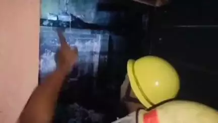 মেদিনীপুর: রবিবার রাতে শর্ট সার্কিট থেকে বাড়িতে আগুন লাগার ঘটনা মেদিনীপুরের বড় আস্তানা এলাকায়, নিয়ন্ত্রণে আনে দমকল